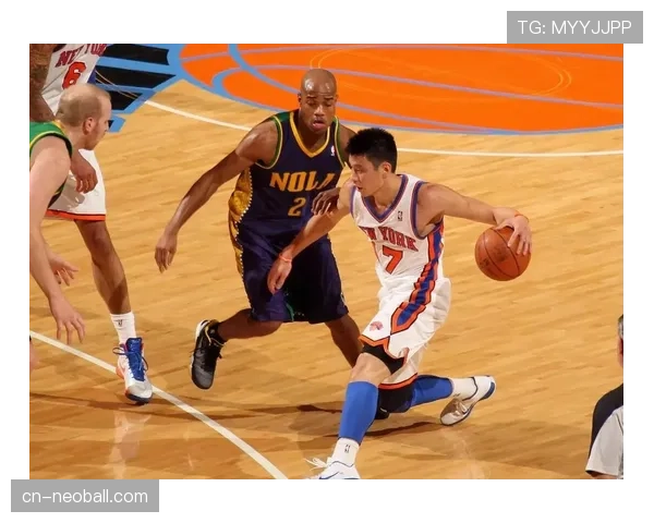 尼克斯身体强壮擅长冲击篮下制造-杀伤-，可以在中远距离投篮得分